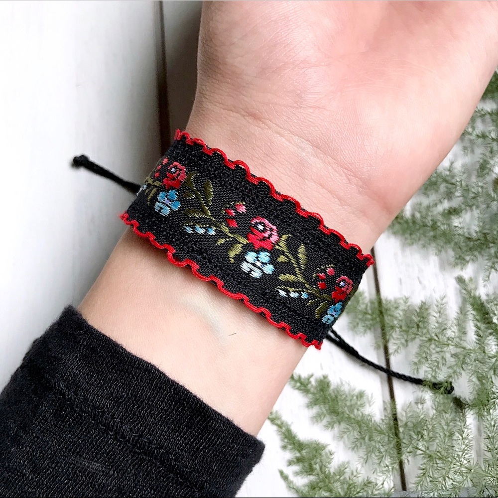 ๑ Vintage Floral Embroidered Trim Bracelet ๑ - Picture 2 of 4